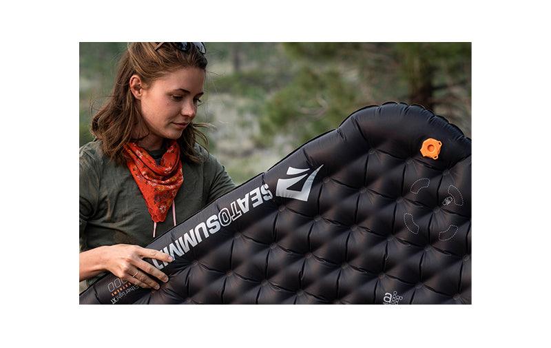 Air outlet sleeping mat